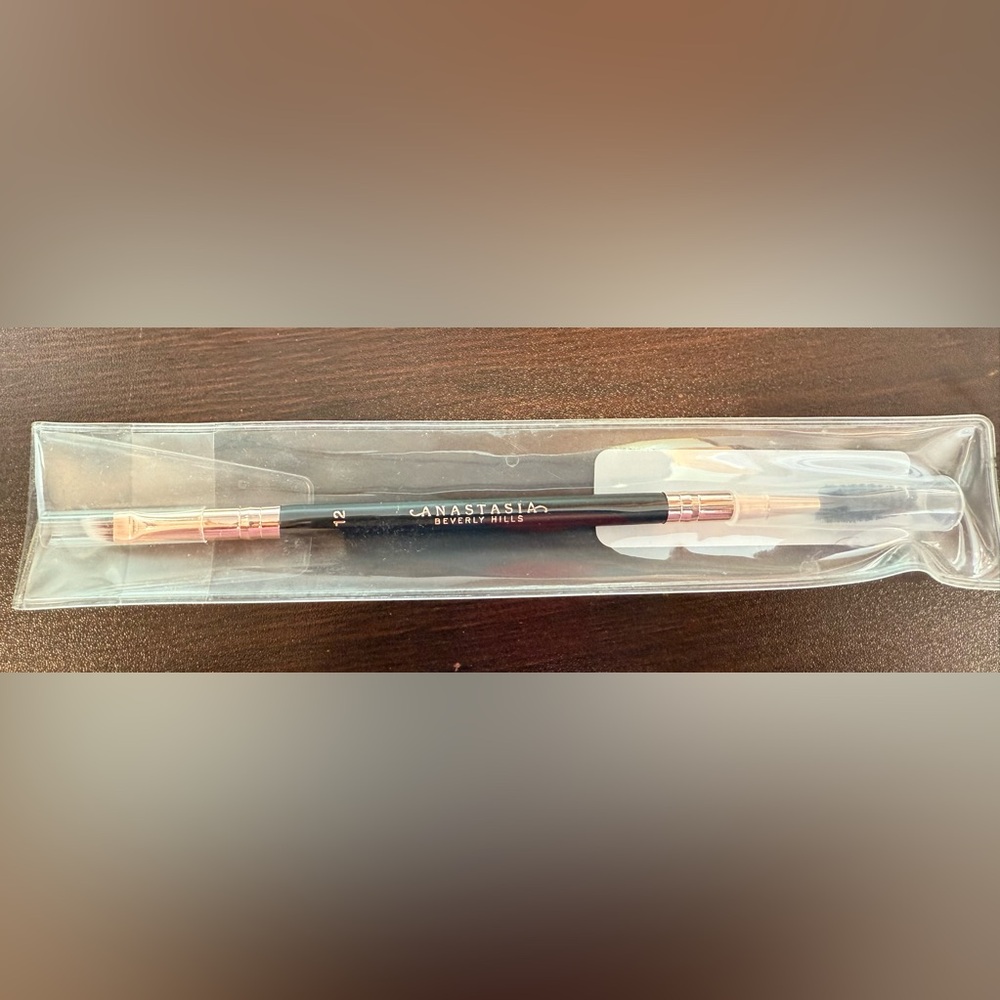 Anastasia Beverly Hills Brush 12- NIB dual ended firm angled brush